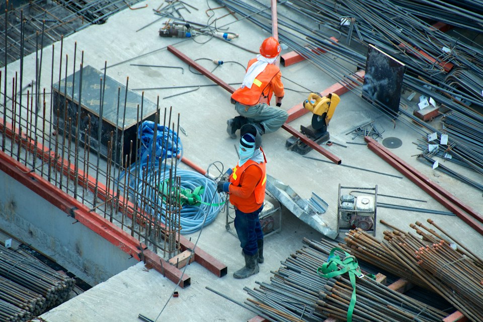 Profissionais trabalhando em uma obra de construção